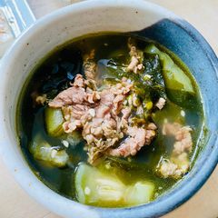 Beef seaweed soup with luffa A picture of Beef seaweed soup with luffa.