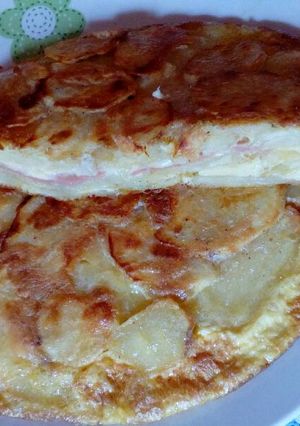 Una foto de Tortilla de papas con jamón y queso