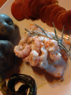Una foto de Salmón con salsa de camarones al coco y eneldo con papas moradas