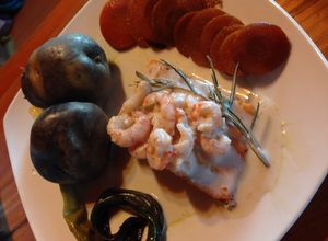 Una foto de Salmón con salsa de camarones al coco y eneldo con papas moradas