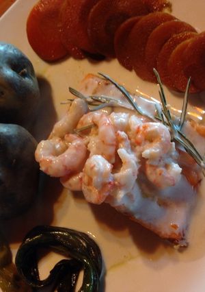 Una foto de Salmón con salsa de camarones al coco y eneldo con papas moradas