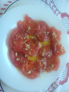Una foto de Tomate a la albahaca
