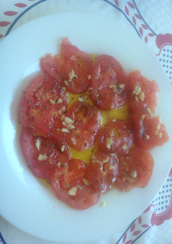 Una foto de Tomate a la albahaca