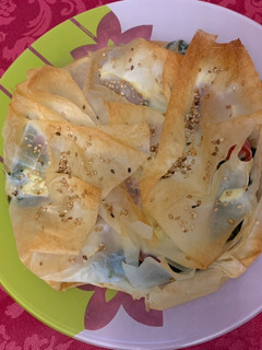 Una foto de Pastel saludable de espinacas con masa filo