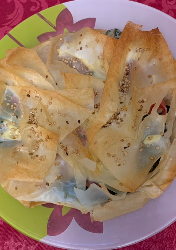 Una foto de Pastel saludable de espinacas con masa filo