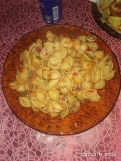صورة لوصفة مكرونة بالسجق في حلة واحدة