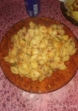 صورة لوصفة مكرونة بالسجق في حلة واحدة