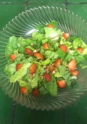 Una foto de ENSALADA CON FRESAS 🍓 Y NUECES