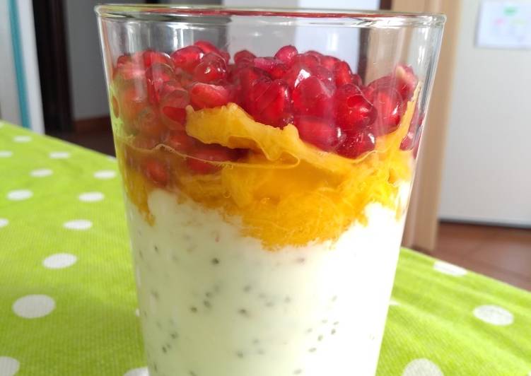 Yogurt natural con mango y granada
