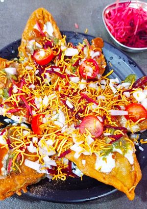 ક્રિસ્પી પાલક પત્તા ચાટ (Crispy Palak Patta Chaat Recipe In Gujarati) રેસીપી મુખ્ય ફોટો