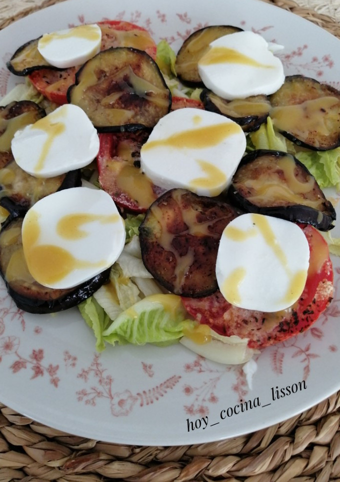 Una foto de Ensalada de berenjena y queso fresco