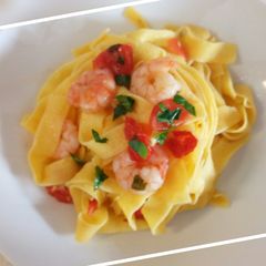 Pappardelle con gamberi e pomodori freschi A picture of Pappardelle con gamberi e pomodori freschi.