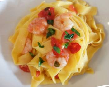Easy Serving Recipe Pappardelle con gamberi e pomodori freschi Delicious