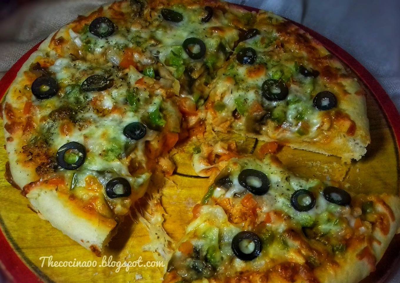 Pizza casera con pollo y setas