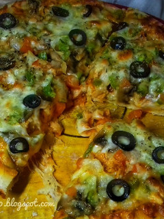 Una foto de Pizza casera con pollo y setas