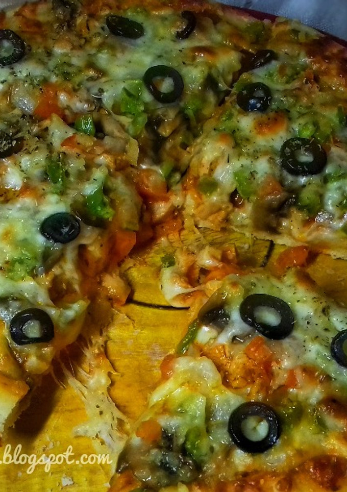 Una foto de Pizza casera con pollo y setas