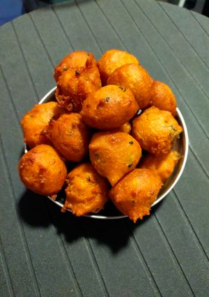 A picture of Desai Vada.