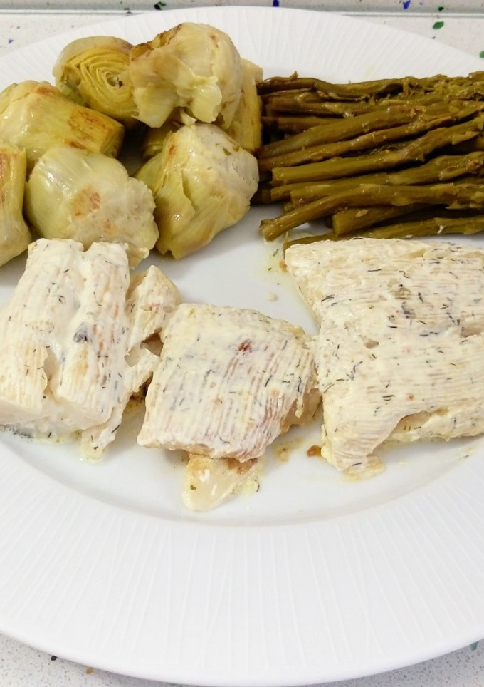 Una foto de Bacalao en crema de eneldo con alcachofas y espárragos a la plancha