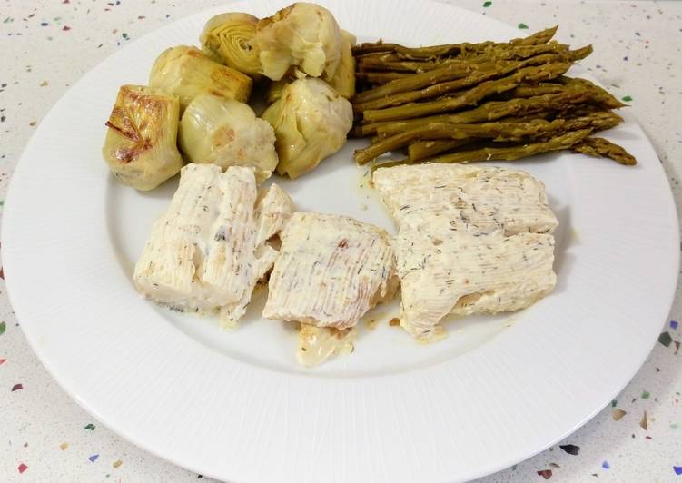 Bacalao en crema de eneldo con alcachofas y espárragos a la plancha