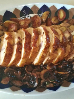 Una foto de Pollo relleno, acompañado de champiñones y patatas baby