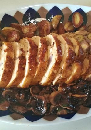 Foto principal de Pollo relleno, acompañado de champiñones y patatas baby