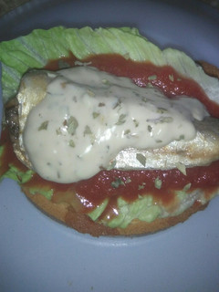 Una foto de Tosta de sardinas con yogur