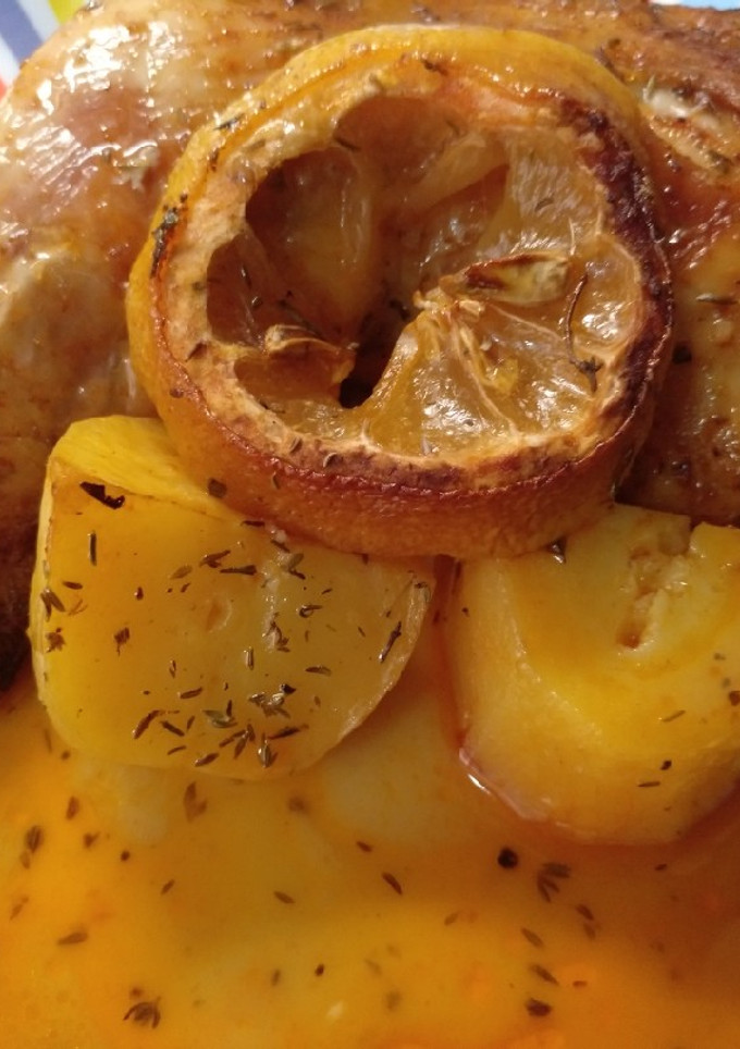 Una foto de Pollo marinado en especias al horno con limón