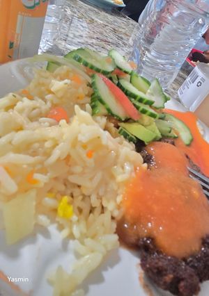 Una foto de Tortita de carne con arroz blanco y ensalada fresca