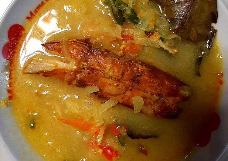 Lodeh Kuning Ikan Asap Labu Siam / Jipang (Jangan Iwak Ireng)