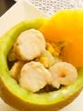 Melón relleno de coctel de marisco y naranja