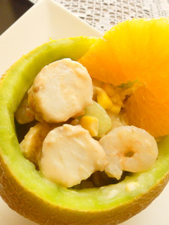 Una foto de Melón relleno de coctel de marisco y naranja