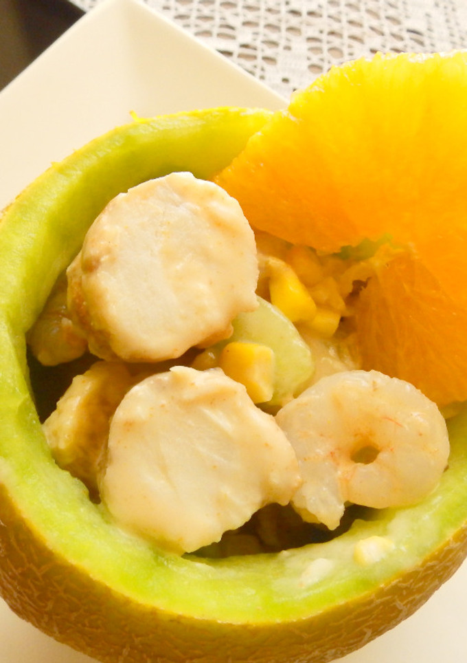 Una foto de Melón relleno de coctel de marisco y naranja