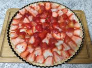 Una foto de postres con kiwi y frutilla