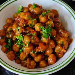 A picture of Dry chana masala.
