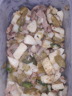 Una foto de Bistec con nopales y papas
