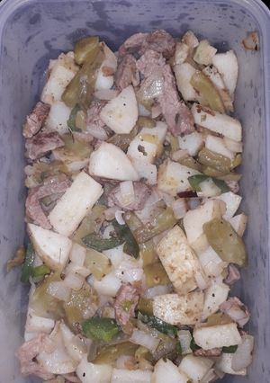 Una foto de Bistec con nopales y papas