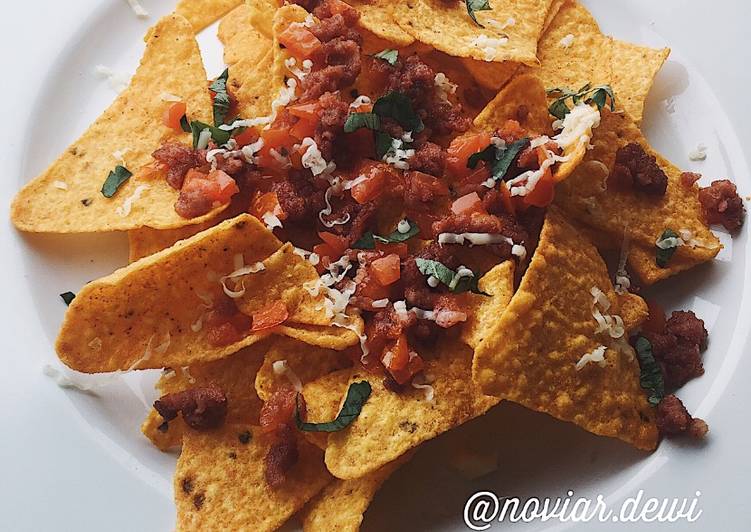Nachos with Beef and Tomato Salsa