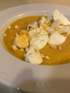 Una foto de Crema de calabacín y zanahoria con huevo cocido