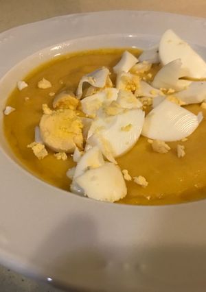 Una foto de Crema de calabacín y zanahoria con huevo cocido