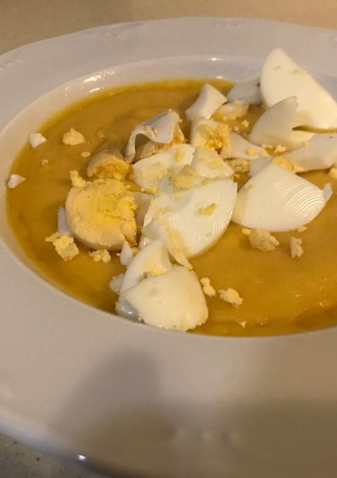 Una foto de Crema de calabacín y zanahoria con huevo cocido
