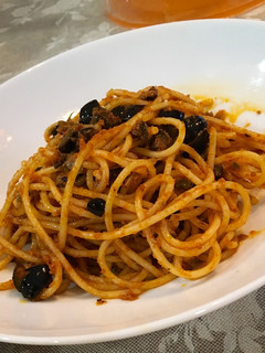 Una foto de Espagueti con anchoa y olivas negras