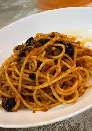 Una foto de Espagueti con anchoa y olivas negras