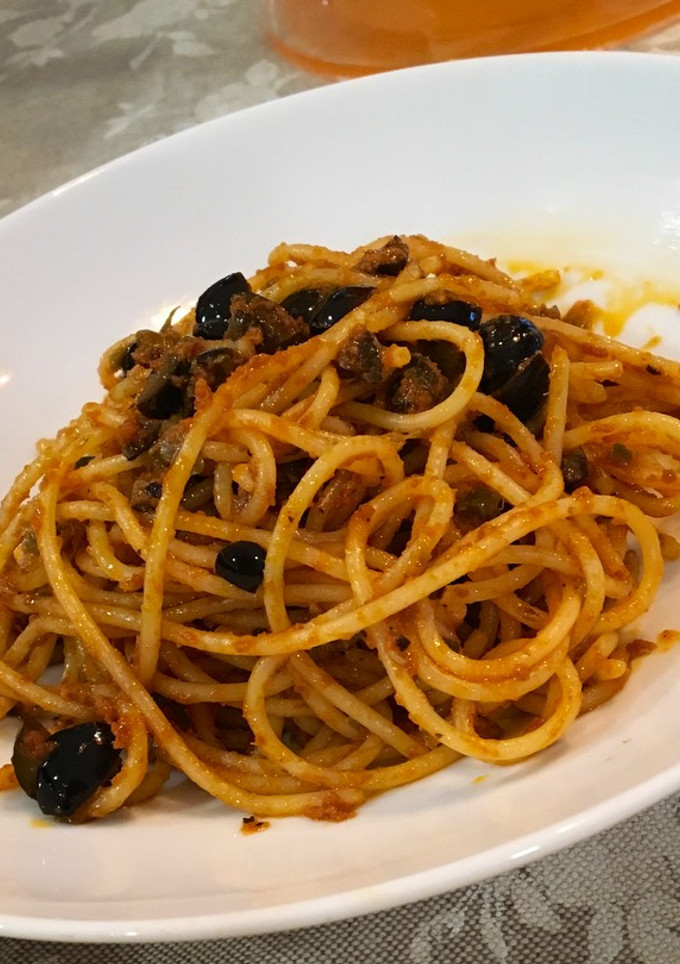 Una foto de Espagueti con anchoa y olivas negras