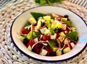Una foto de ensalada de fruta