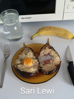Una foto de Berenjenas rellenas con queso y huevo