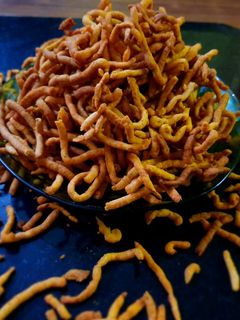 आलू सेव नमकीन (बिना मशीन के) रेसिपी मुख्य फोटो