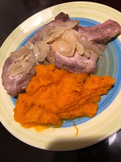 Una foto de Costillas de cerdo agridulces con puré de zapallo