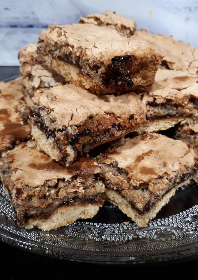 Una foto de Tarta con nueces y mermelada