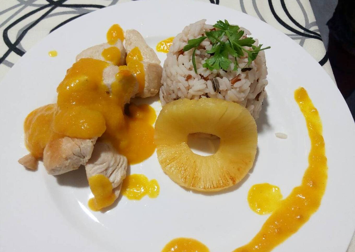 Pollo con salsa de piña y arroz integral