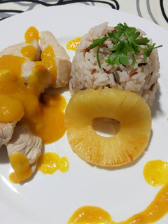 Una foto de Pollo con salsa de piña y arroz integral